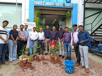 Indore News: कंपनी सचिव कर रहे पर्यावरण और रक्तदान पर काम, छात्रों को सिखा रहे सेवा Company secretaries are working on environment and blood donation, teaching service to students