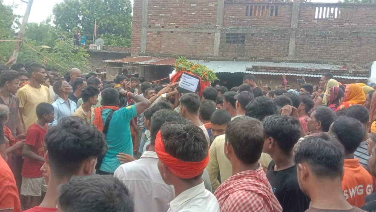 dead body of soldier reached village in ballia chaos among family members, crowd gathered last darshan