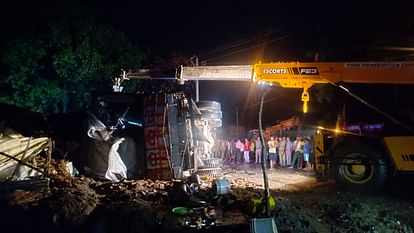 Unnao Accident, truck loaded with rice overturned on tea stall, woman and two children died, husband survived