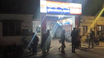 कैंट थाने के बाद मौजूद भीड़।