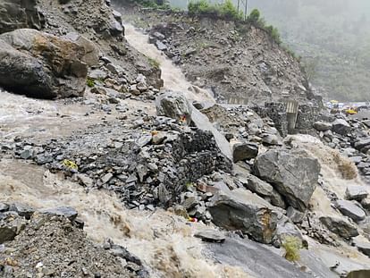 Uttarakhand Rainfall Drain overflow in Lambagad on Badrinath Highway passenger vehicles stopped