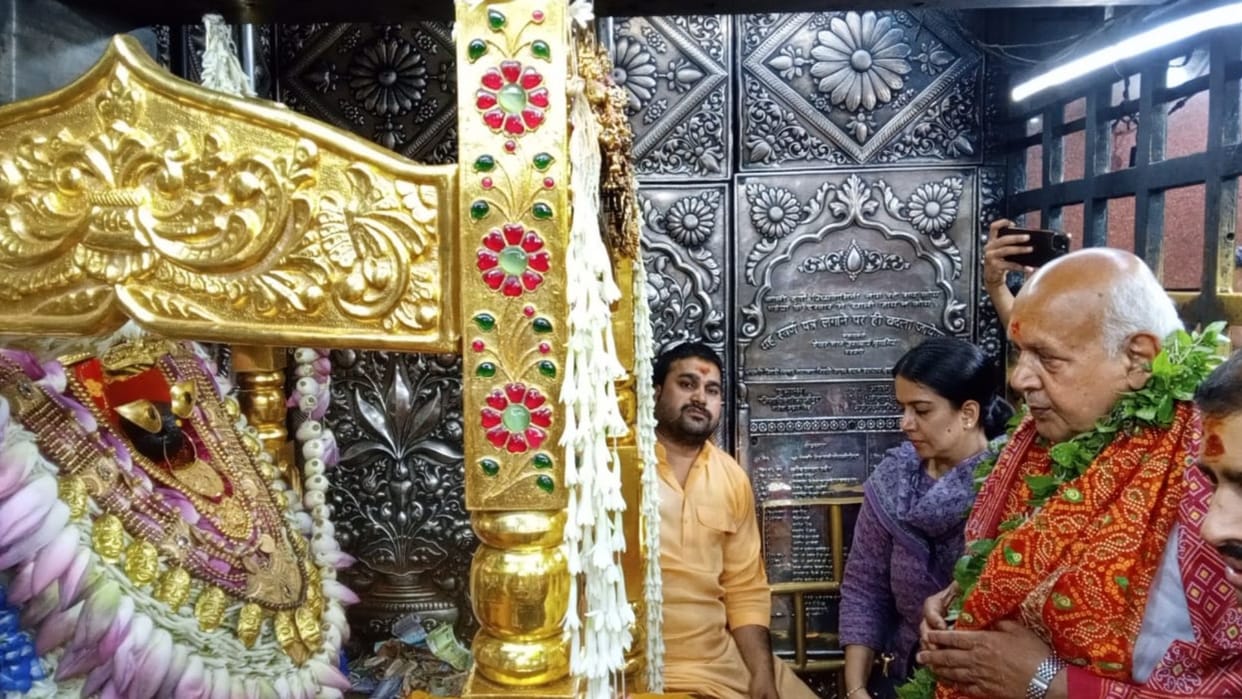 Agriculture Minister Surya Pratap Shahi visited and worshipped Maa Vindhyavasini met the workers