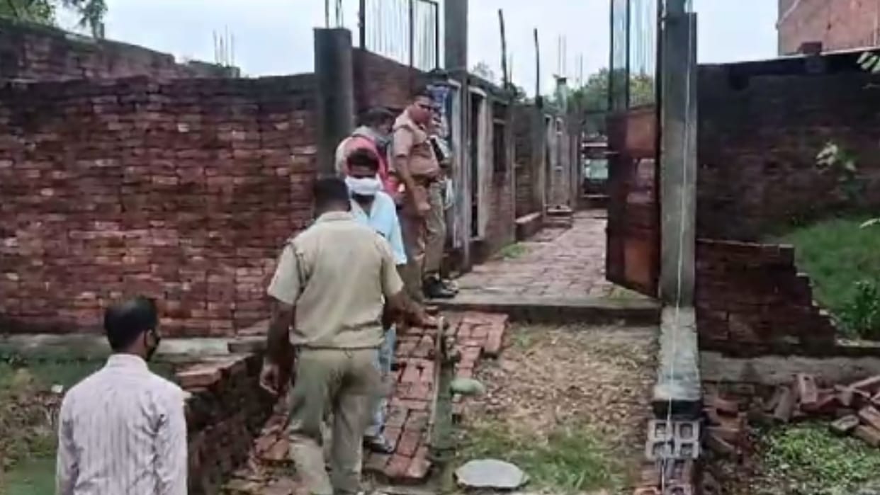 People got foul smell closed house dead body laborer was found inside