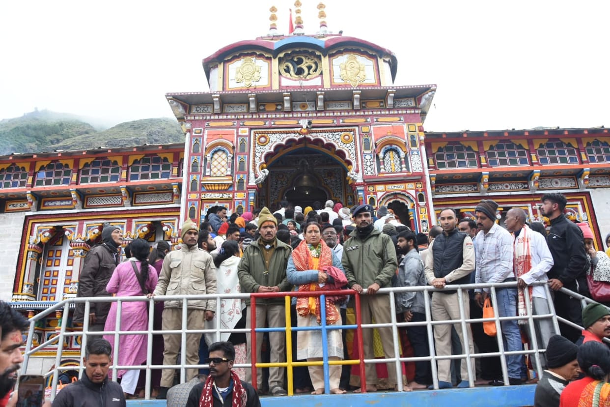 Chardham Yatra 2024 Cabinet Minister Rekha Arya visited Badrinath Dham Today and Offer Prayer