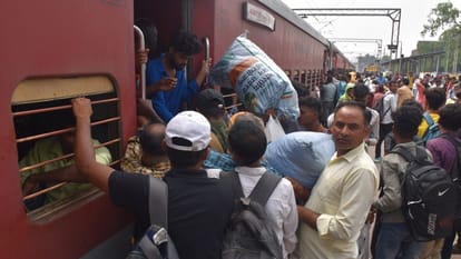 Railway News: Interlocking in Roza, 30 pairs trains canceled, railway passengers will have face trouble month