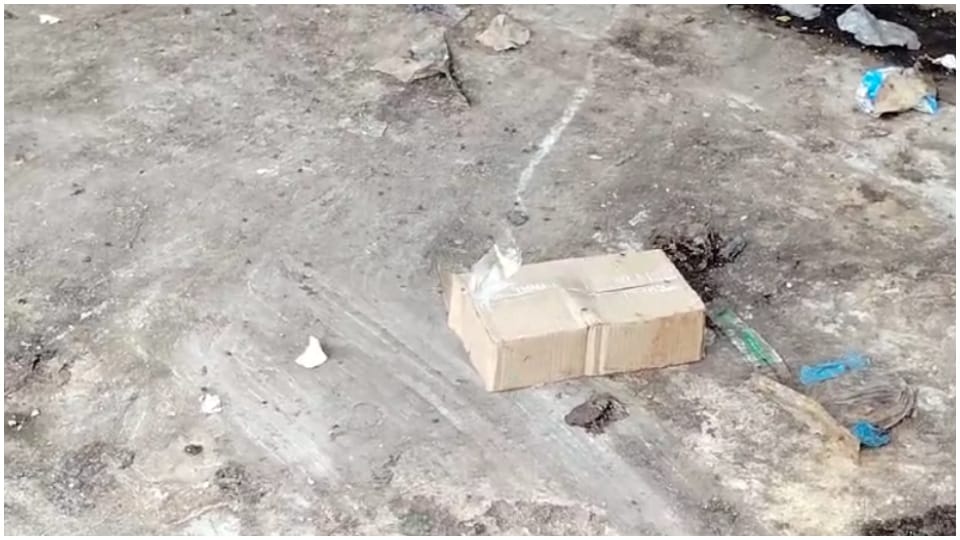 इस तरह डब्बे में बंद कर फेंका नवजात।