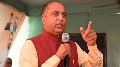 Former CM Jairam Thakur addressing an election rally at the Shasan Panchayat in Hamirpur