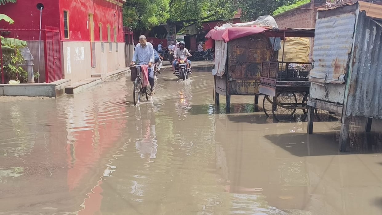 UP Weather lowest rainfall of 48 mm four years in june temperature drops water filled from road to field