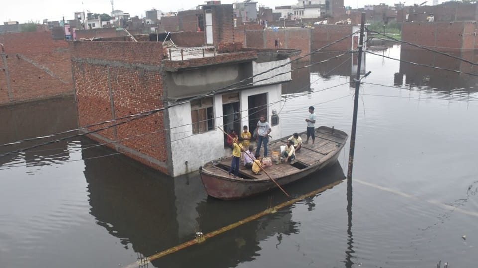 Rain: Two farmers died in Moradabad, water level of Ganga increased, train operations affected for 25 minutes