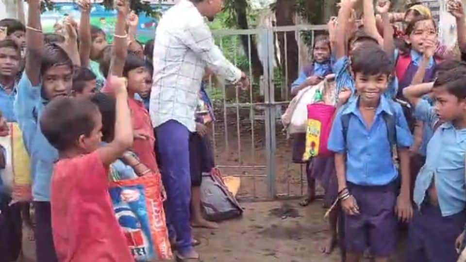 Children of primary school in Mahasamund locked school due to lack of education
