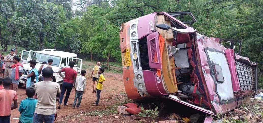 The bus full of passengers returning after joining Barh fell down from Deori Ghat, more than 35 people injured