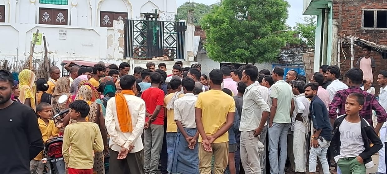 A man's dead body found outside his home in sadarpur Siatpur.
