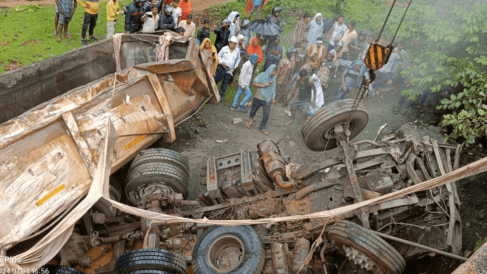 trailer went out of control and fell under the bridge in Balrampur Ramanujganj