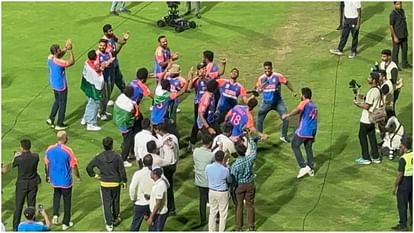 Team India Photos: वानखेड़े में सम्मान समारोह के बाद खूब नाचे रोहित-विराट और बाकी खिलाड़ी, लैप ऑफ ऑनर भी लिया Team India Photos: Rohit-Virat and other players danced honor ceremony at Wankhede, also took lap of honor