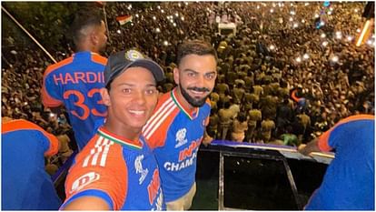 Team India Photos: वानखेड़े में सम्मान समारोह के बाद खूब नाचे रोहित-विराट और बाकी खिलाड़ी, लैप ऑफ ऑनर भी लिया Team India Photos: Rohit-Virat and other players danced honor ceremony at Wankhede, also took lap of honor