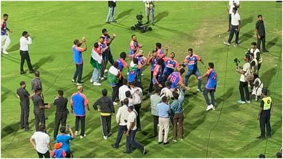 Team India Photos: वानखेड़े में सम्मान समारोह के बाद खूब नाचे रोहित-विराट और बाकी खिलाड़ी, लैप ऑफ ऑनर भी लिया Team India Photos: Rohit-Virat and other players danced honor ceremony at Wankhede, also took lap of honor