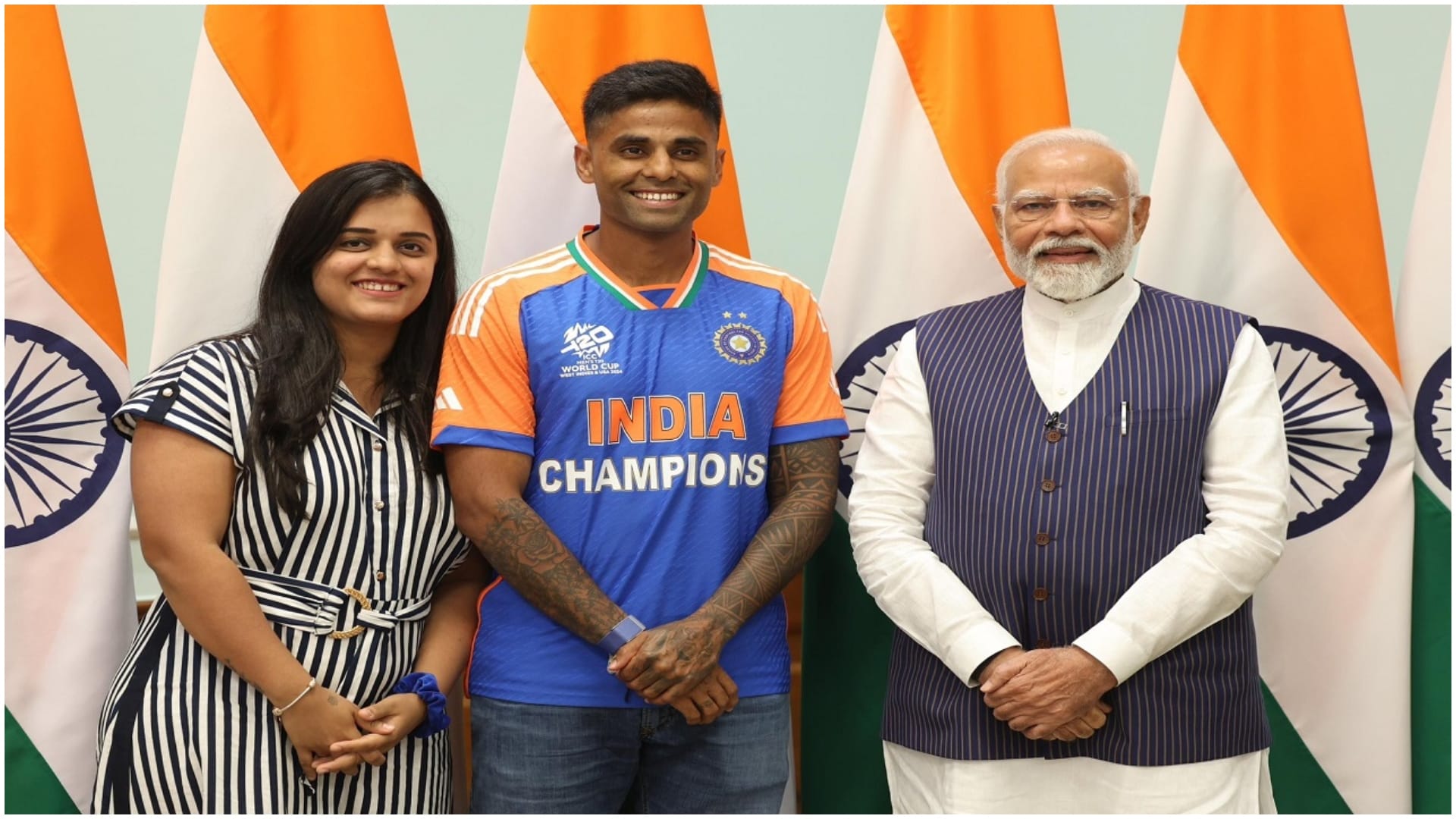 Team India: PM Modi hugged Rishabh Pant, took Photos with Bumrah-Sanjana and Suryakumar-Devisha and Kohli