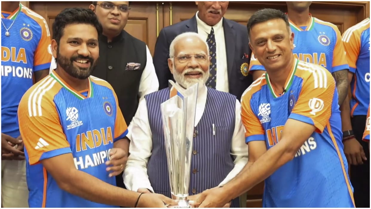 Team India: PM Modi hugged Rishabh Pant, took Photos with Bumrah-Sanjana and Suryakumar-Devisha and Kohli