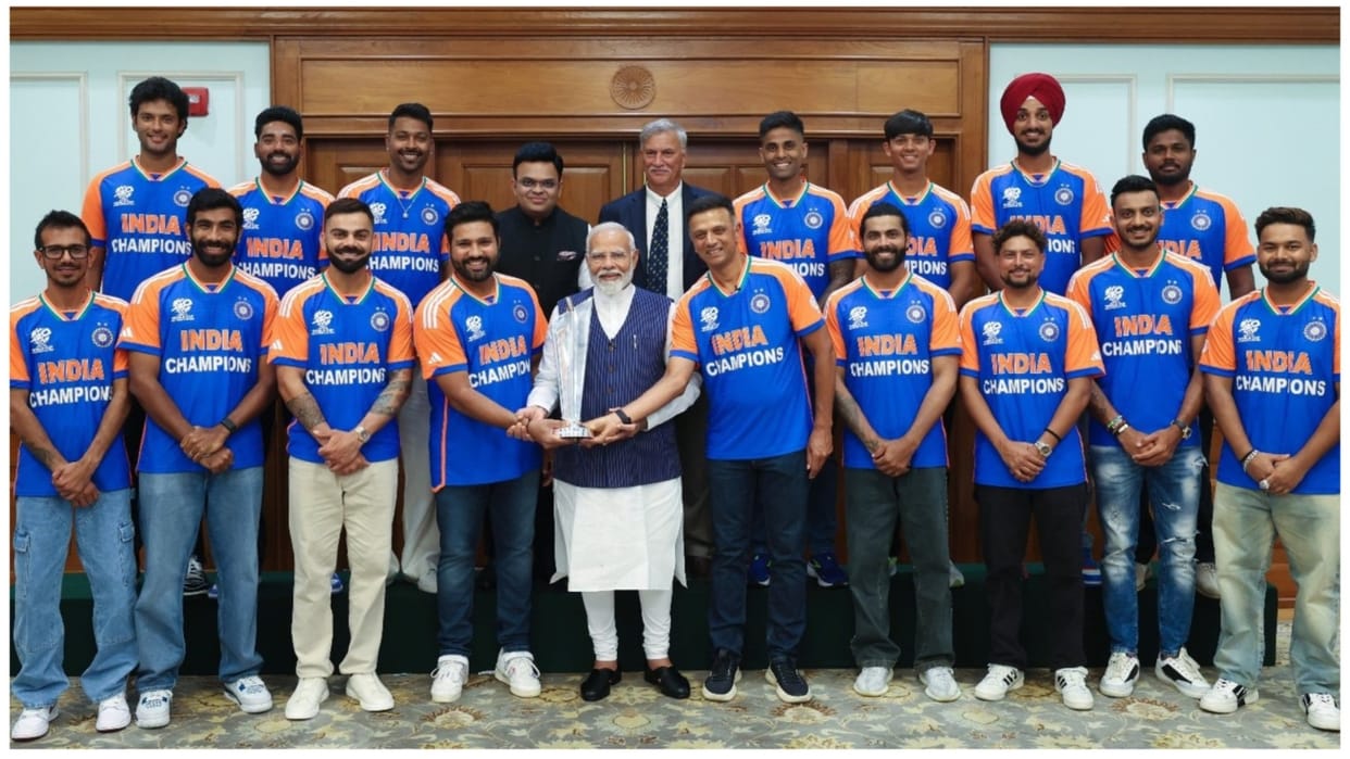 Team India: World winning Indian team with PM Modi, lots of laughter; Took a picture with the trophy