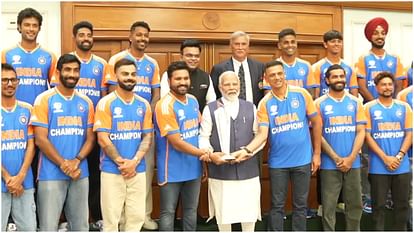 Team India: पीएम मोदी के साथ विश्व विजेता भारतीय टीम, खूब लगे हंसी-ठहाके; ट्रॉफी के साथ तस्वीर भी खिंचवाई Team India: World winning Indian team with PM Modi, lots of laughter; Took a picture with the trophy