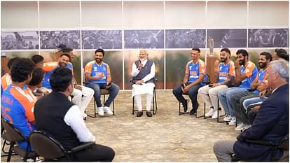 Team India: पीएम मोदी के साथ विश्व विजेता भारतीय टीम, खूब लगे हंसी-ठहाके; ट्रॉफी के साथ तस्वीर भी खिंचवाई Team India: World winning Indian team with PM Modi, lots of laughter; Took a picture with the trophy