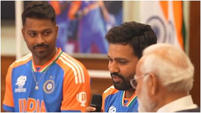 Team India: पीएम मोदी के साथ विश्व विजेता भारतीय टीम, खूब लगे हंसी-ठहाके; ट्रॉफी के साथ तस्वीर भी खिंचवाई Team India: World winning Indian team with PM Modi, lots of laughter; Took a picture with the trophy