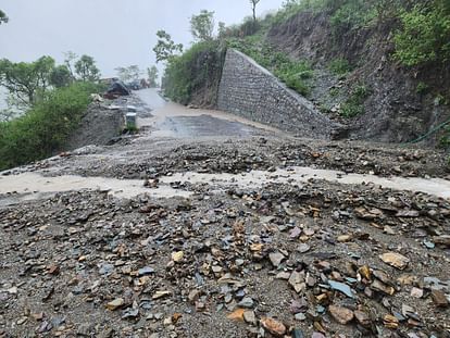 Uttarakhand Weather Monsoon Heavy Heavy rainfall debris at many places on Mussoorie Dehradun road Road Closed