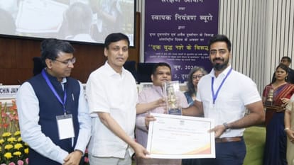 उपायुक्त ऊना जतिन लाल केंद्रीय गृह राज्य मंत्री नित्यानंद राय से पुरस्कार प्राप्त करते हुए।