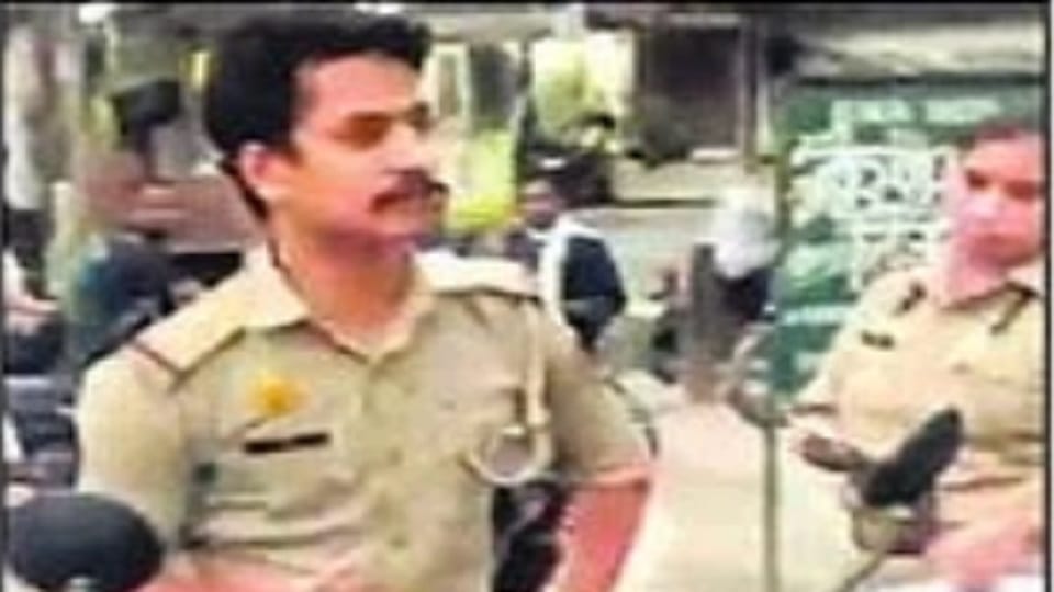 Ghaziabad: Public taught an unforgettable lesson to trainee inspector