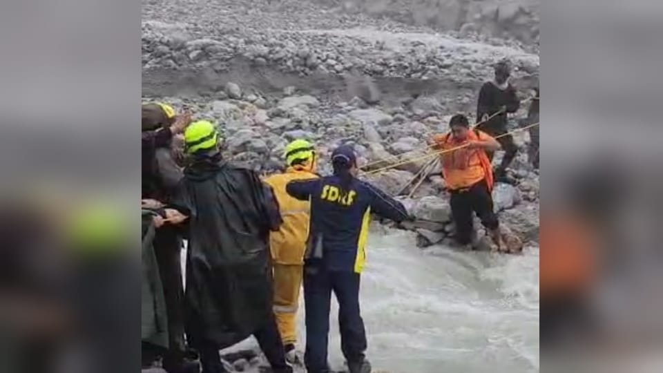Uttarkashi News 40 people Rescued after stranded on Gomukh trek Chidbasa drain overflow