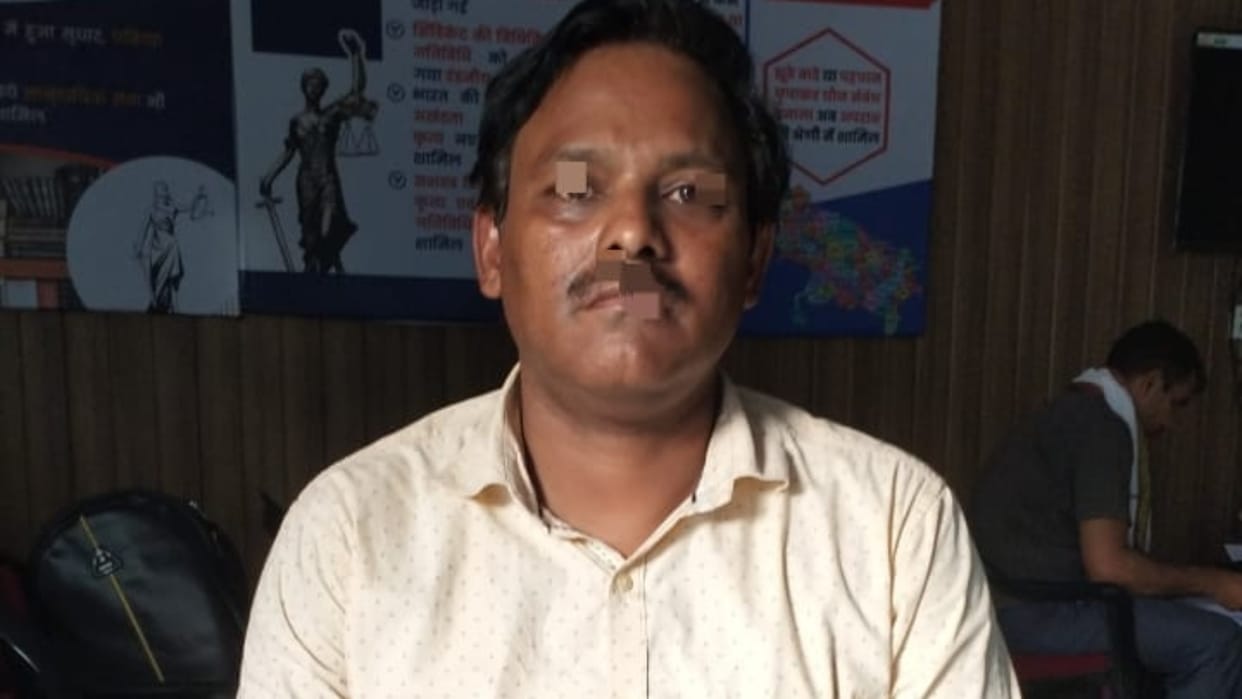 Accountant of Joint Director of Education's office arrested taking bribe in Bareilly