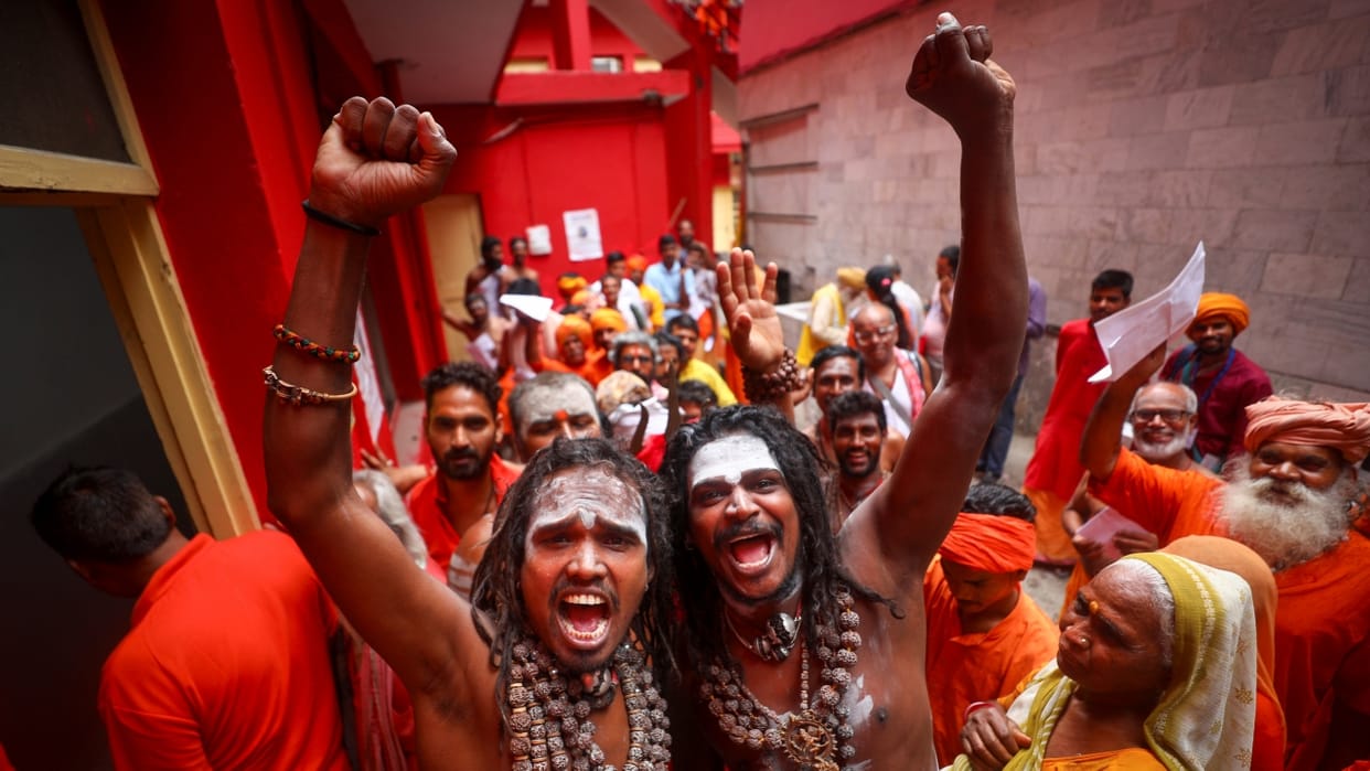 Amarnath Yatra resume again devotees left from Pahalgam and Baltal base camp towards holy cave