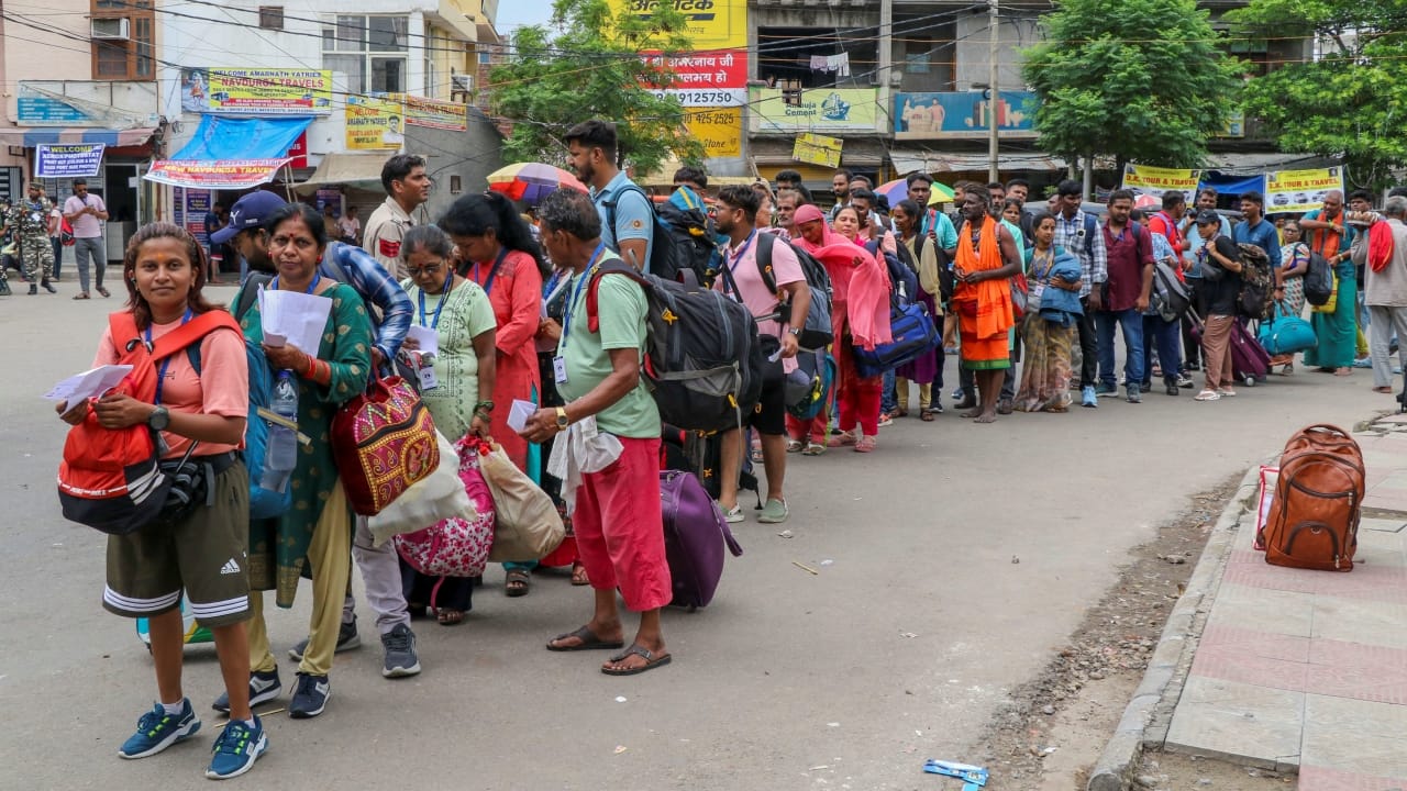 Another batch of pilgrims leaves for Amarnath yatra shrine jammu kashmir