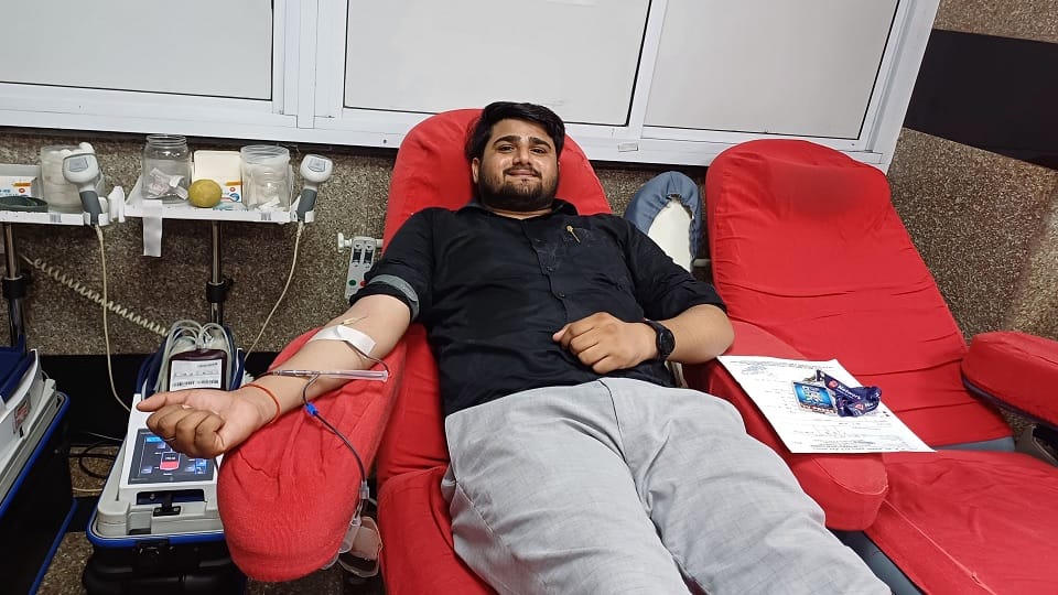 Inspirational story of young journalist Anant Dev Pandey who has been donating blood for 10 years
