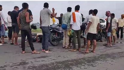 Bihar News : पटना में तेज रफ्तार कार ने पांच लोगों को मारी टक्कर; पिता, बेटा-बेटी की मौत; चालक की जमकर पिटाई Bihar News: A speeding car hits four youth in Patna; Two killed, driver arrested by police