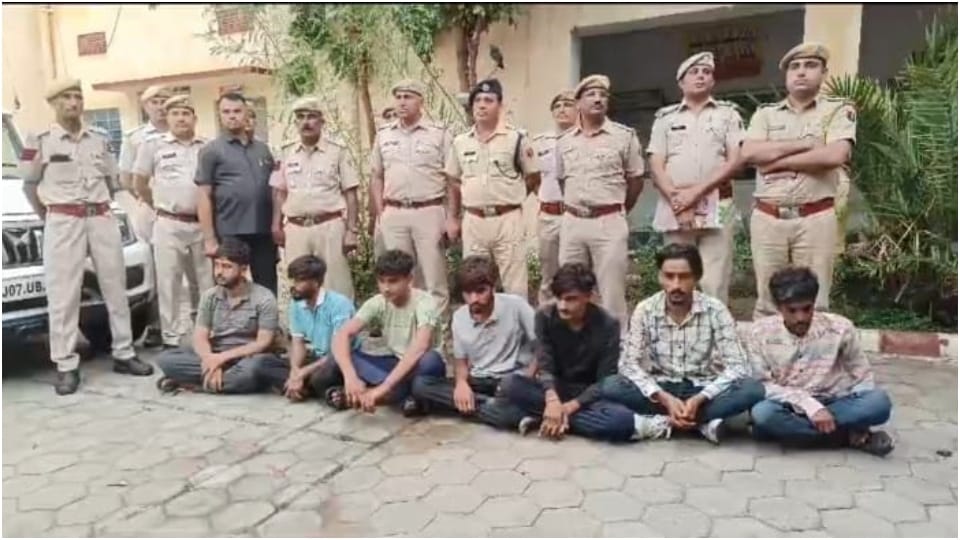 पुलिस गिरफ्त में आरोपी।