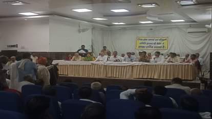 बैठक में लोगों की समस्याएं सुनते मंत्री।