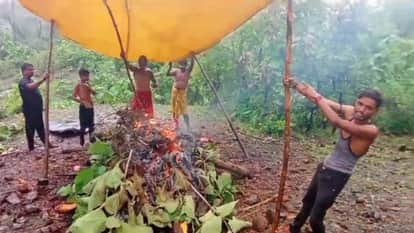 Guna: Cremation of tribal woman had to be done by covering tarpaulin in raining water