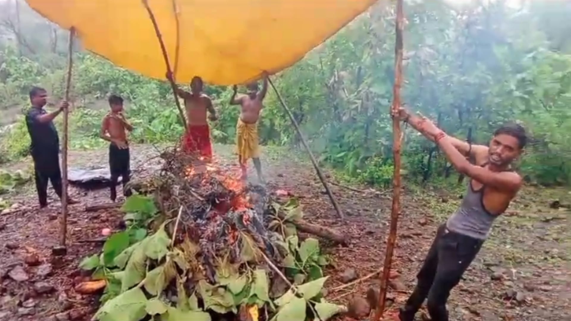 गुना में अंतिम संस्कार की ये तस्वीर विकास के दावों की हकीकत बयां कर रही है।