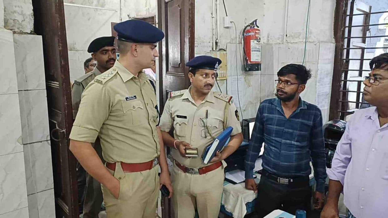 Muzaffarpur News: In the public court of DM, a man set himself on fire by sprinkling petrol