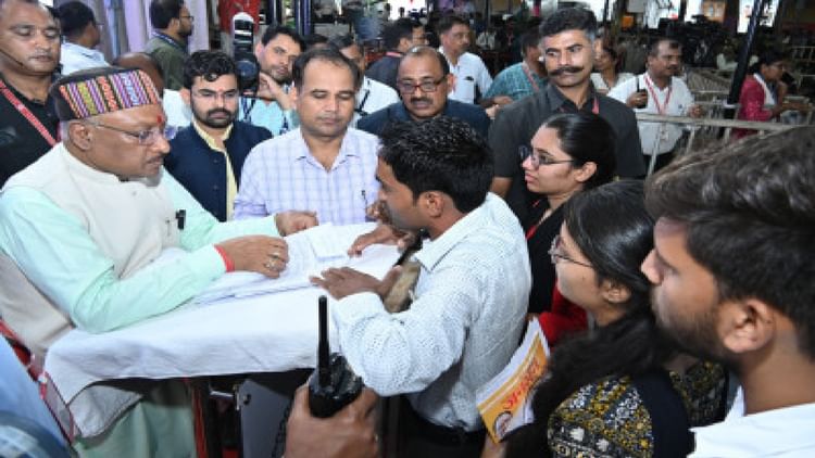 CM Jandarshan: बाइक चोरी होने के बाद आ रहा ट्रैफिक नियम तोड़ने का चालान, सीएम साय ने दिए राहत दिलाने के निर्देश