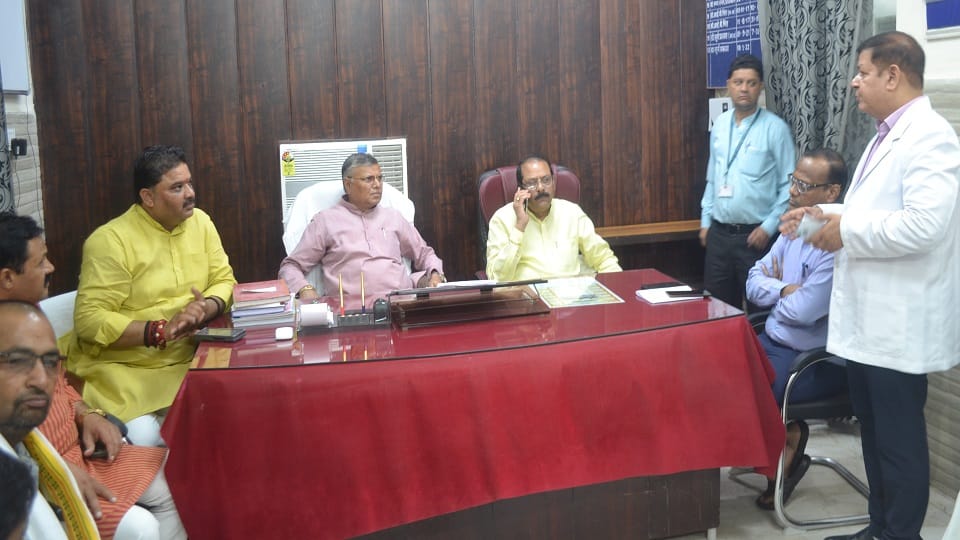 Home Guard Minister Dharamveer Prajapati met the injured