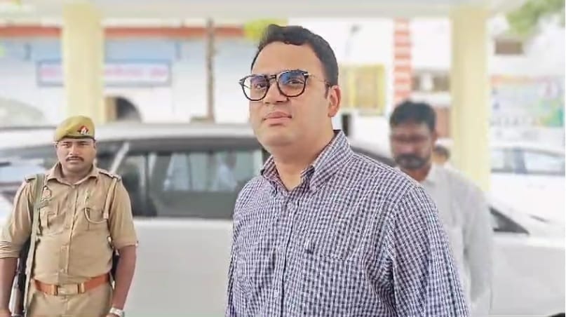 Attempt of fraud by using profile photo of Etawah DM, DM lodged a report in cyber police station