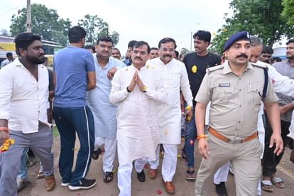 Katni: कटनी पहुंचे वीडी शर्मा ने कांग्रेस पर कसा तंज, कमलनाथ-दिग्विजय सिंह को जनता ने दिखाई उनकी असल जमीन Katni: VD Sharma reached Katni, took a jibe at Congress, targeted Kamal Nath-Digvijay Singh.