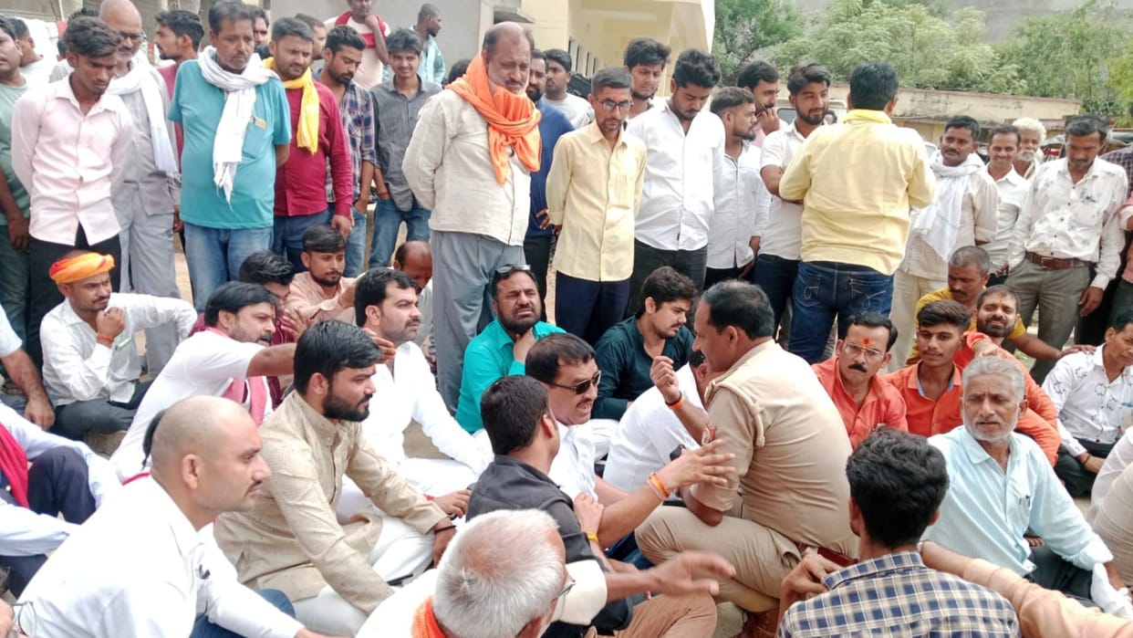 Case youth tied tree and beaten in sonbhadra Hundreds people surrounded the police station Two arrested