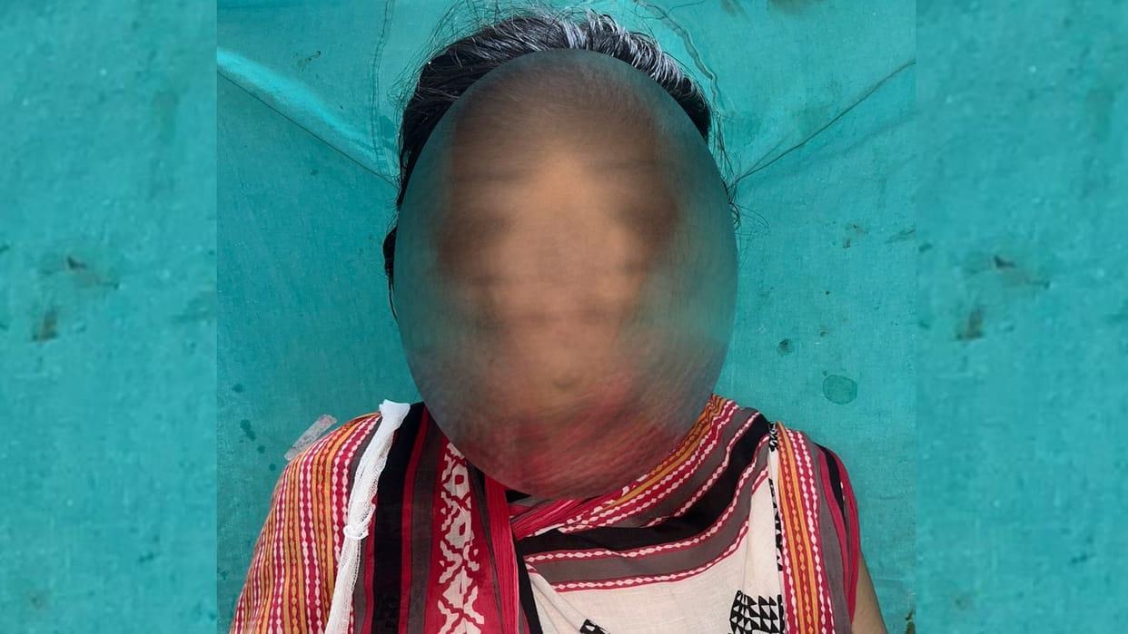 Acid attack victim talk to her family members and magistrate.