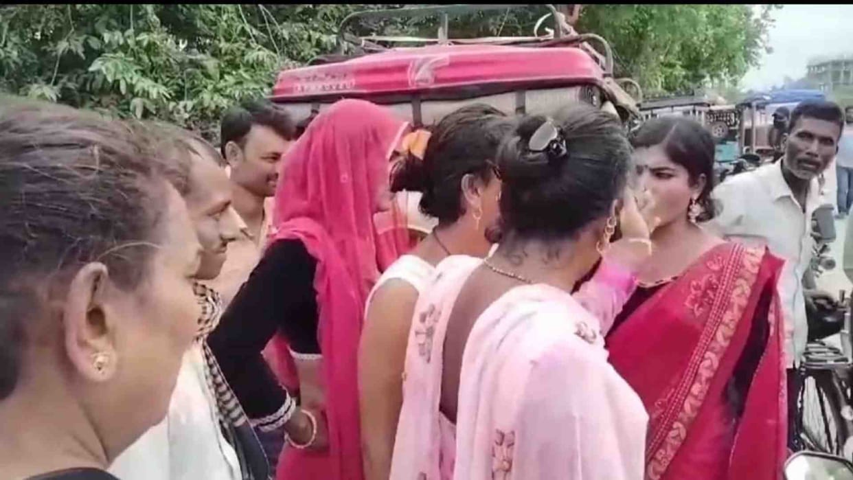 Motihari News: Two men who were duping people in the guise of eunuchs were caught by real eunuchs
