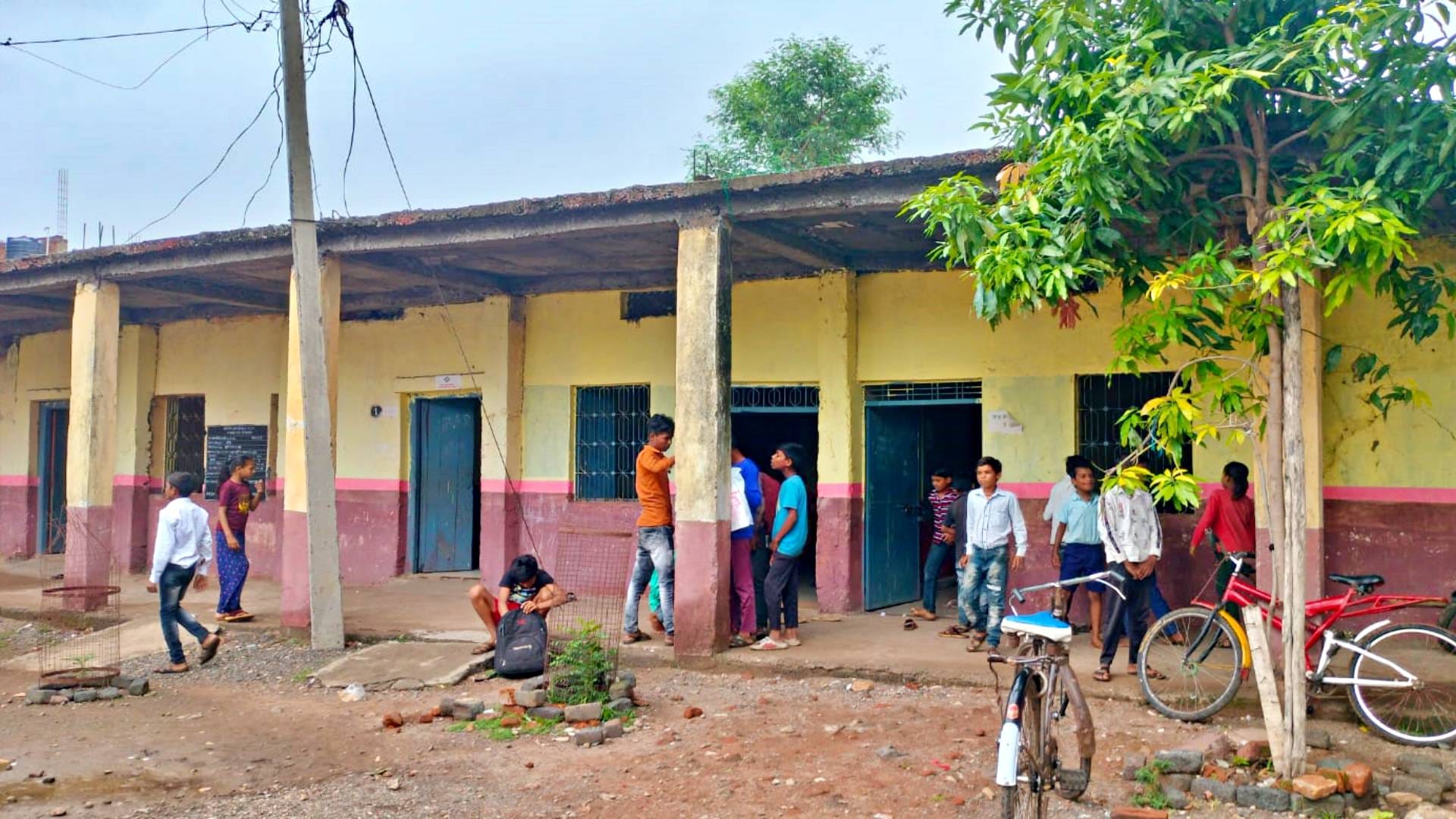बेसिक स्कूल में पढ़ने वाले बच्चे