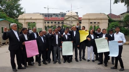 नए कानूनों के विरोध में प्रदर्शन करते अधिवक्ता।