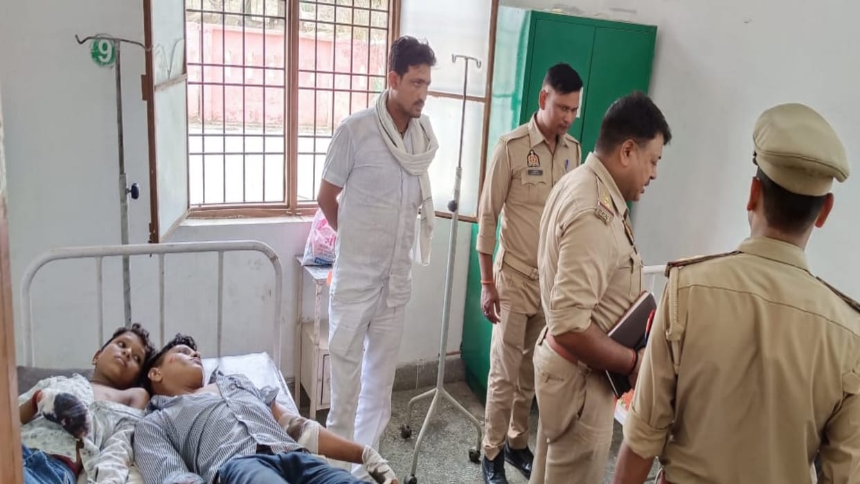 Kaushambi Accident: Pickup loaded with devotees going to Kada Dham overturned on the roadside